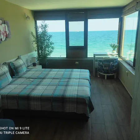 Hemingway In Happy 3*