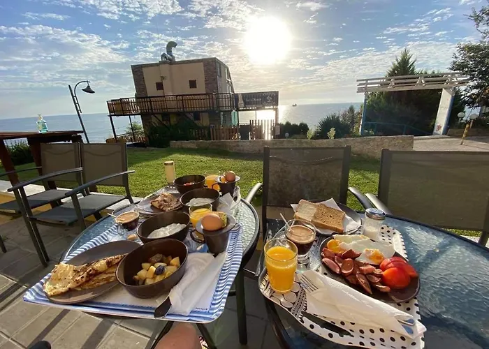 Hemingway In Happy 招待所