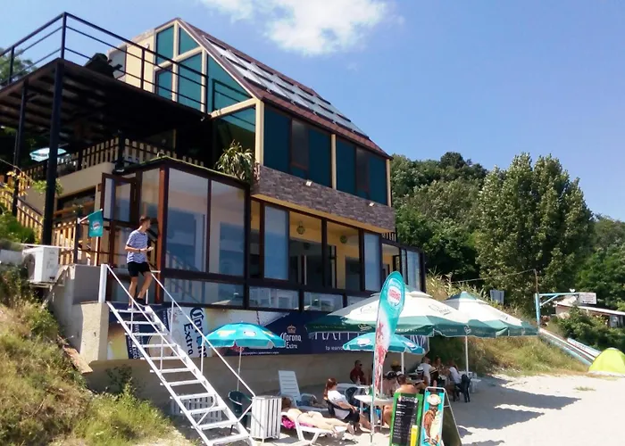 Hemingway In Happy 招待所