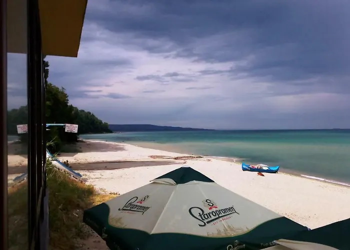 Hemingway In Happy 招待所 3*